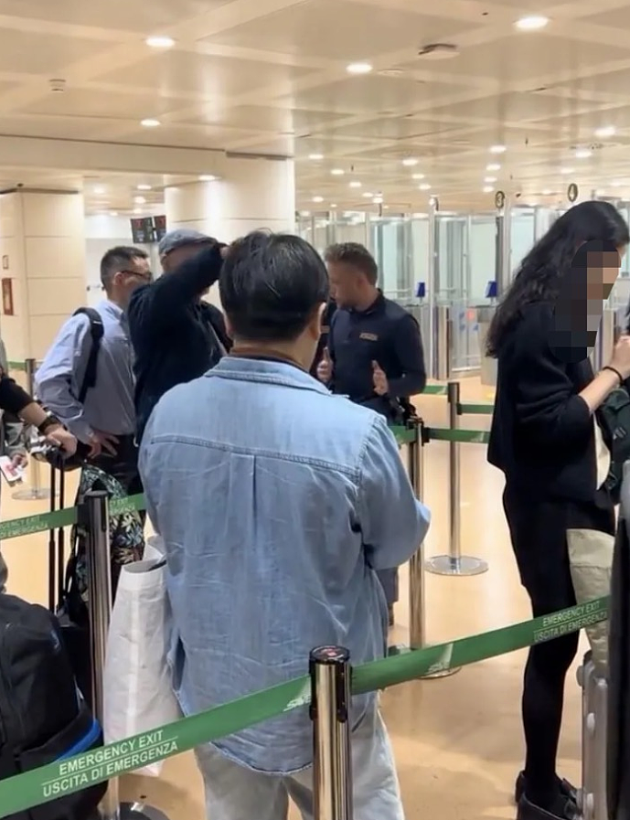 中国旅客入境排长队2小时，华人大爷怒问海关：凭什么我们“单列”排队？（组图） - 5