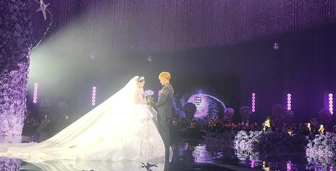 黄子韬大婚!徐艺洋戴500克拉婚戒,男方抛西兰花,喜婆婆太开心(组图) - 21