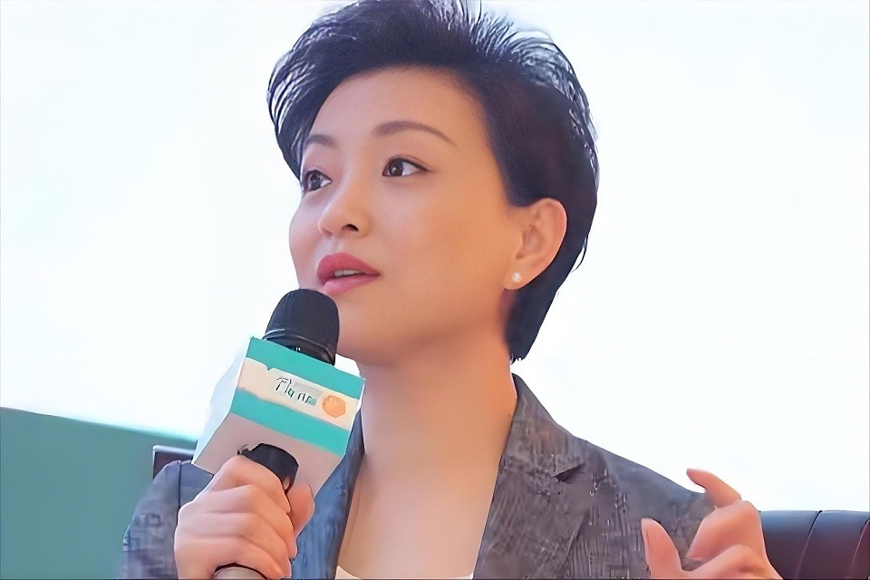 舍弃旧爱嫁百亿富豪,如今57岁直播卖网课,澜姐的“豪门梦”碎了一地?(组图) - 1
