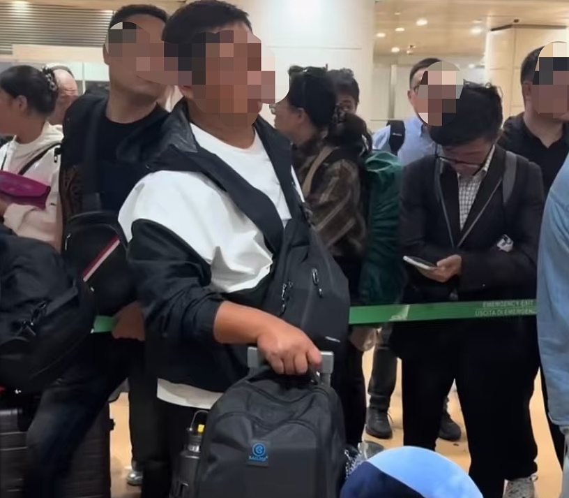 中国旅客入境排长队2小时，华人大爷怒问海关：凭什么我们“单列”排队？（组图） - 9