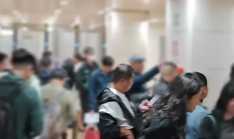 “把我们中国人不当人看” 华人大爷怒呛米兰机场，视频引热议（视频/组图） - 8