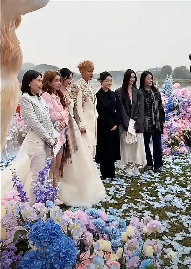 黄子韬大婚!徐艺洋戴500克拉婚戒,男方抛西兰花,喜婆婆太开心(组图) - 8