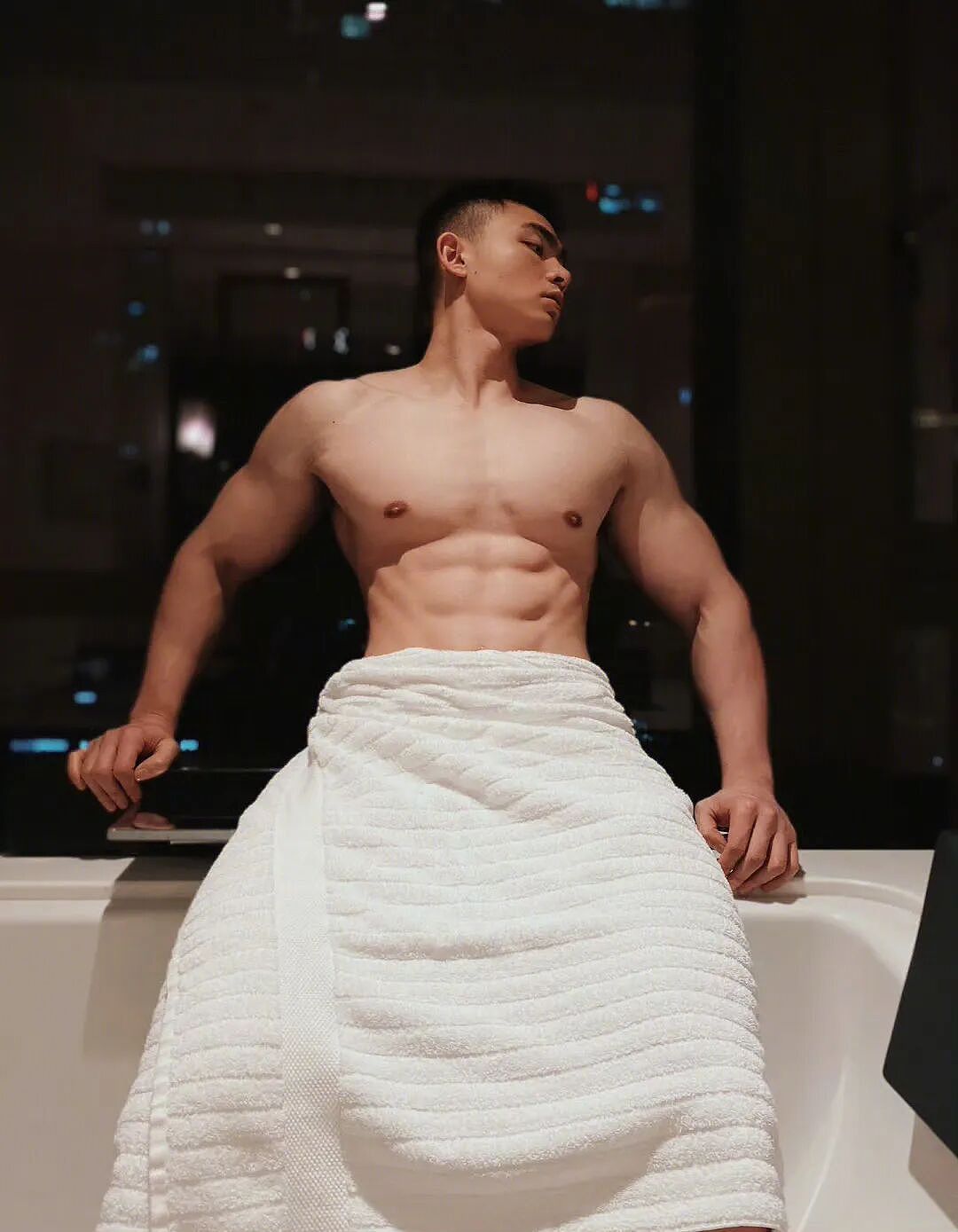 【帅哥】帅气的健身肌肉小哥写真，完美胸肌和腹肌，这样的身材你给打几分（组图） - 4