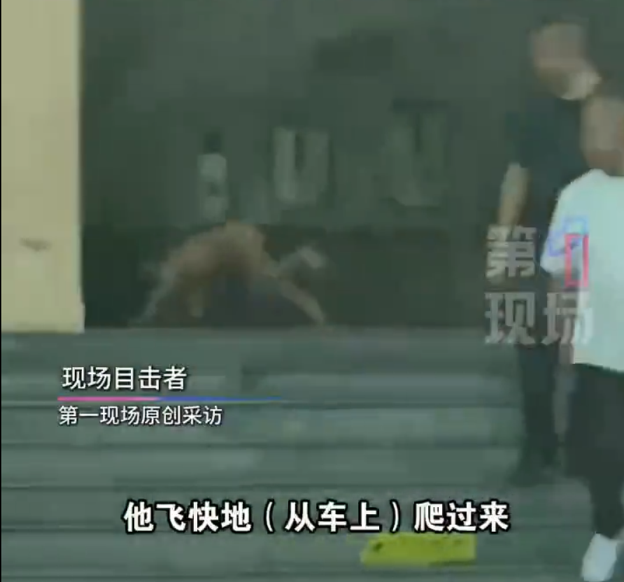 四川高速冒出 “野人娃”!光身爬着吃饭像小狗,房车爸妈不让人帮忙,说是崇尚自然?(视频/组图) - 3
