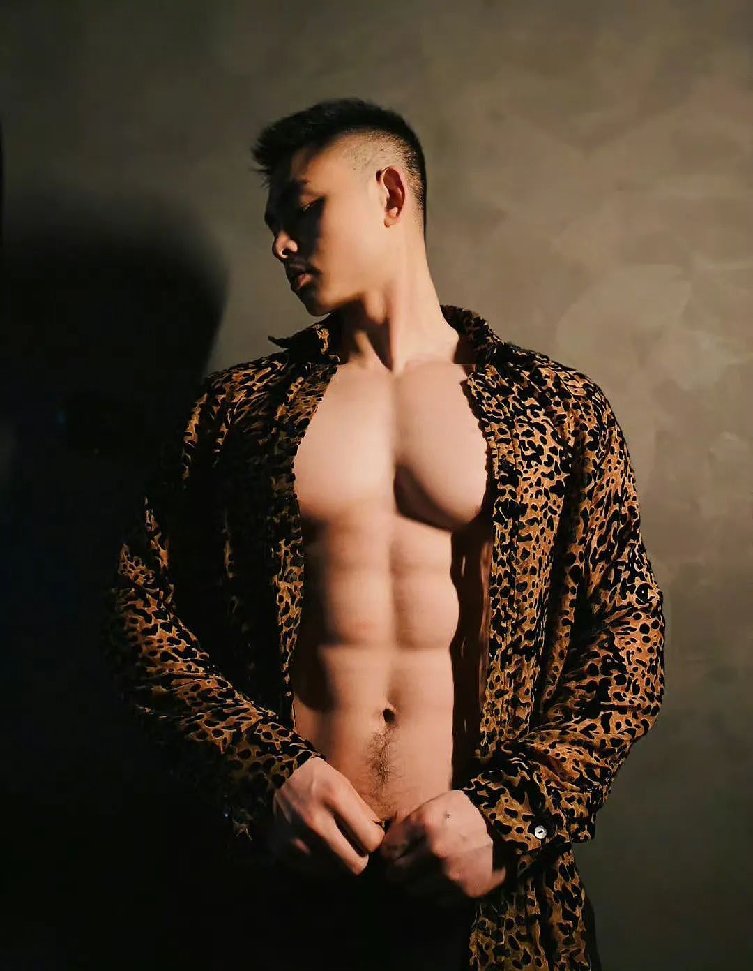 【帅哥】帅气的健身肌肉小哥写真，完美胸肌和腹肌，这样的身材你给打几分（组图） - 2