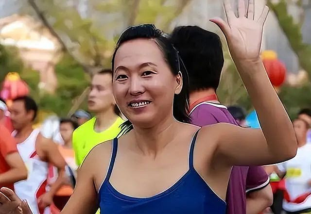 退役移居美国，三个孩子三个爹，52岁“东方神鹿”王军霞现状如何（组图） - 3