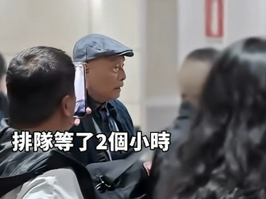 “把我们中国人不当人看” 华人大爷怒呛米兰机场，视频引热议（视频/组图） - 4