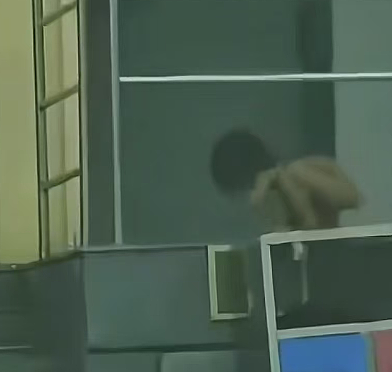 四川高速冒出 “野人娃”!光身爬着吃饭像小狗,房车爸妈不让人帮忙,说是崇尚自然?(视频/组图) - 8