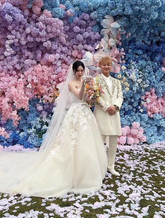 黄子韬大婚!徐艺洋戴500克拉婚戒,男方抛西兰花,喜婆婆太开心(组图) - 13