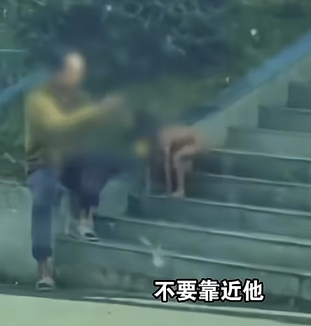 四川高速冒出 “野人娃”!光身爬着吃饭像小狗,房车爸妈不让人帮忙,说是崇尚自然?(视频/组图) - 7