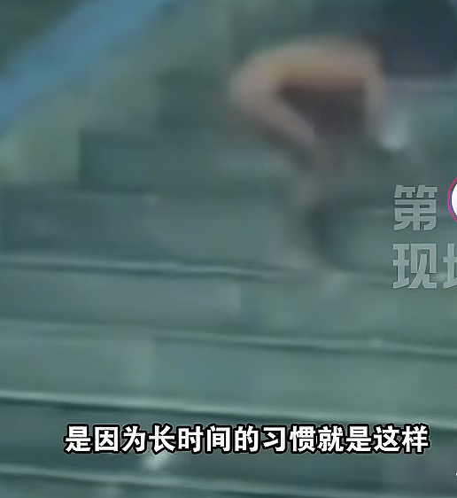 四川高速冒出 “野人娃”!光身爬着吃饭像小狗,房车爸妈不让人帮忙,说是崇尚自然?(视频/组图) - 10
