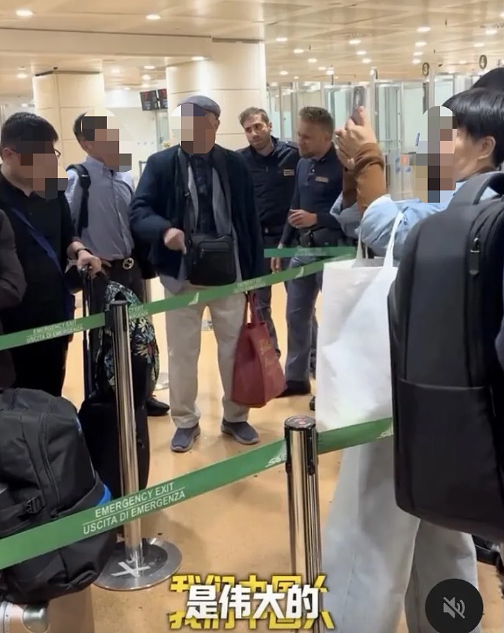 中国旅客入境排长队2小时，华人大爷怒问海关：凭什么我们“单列”排队？（组图） - 1