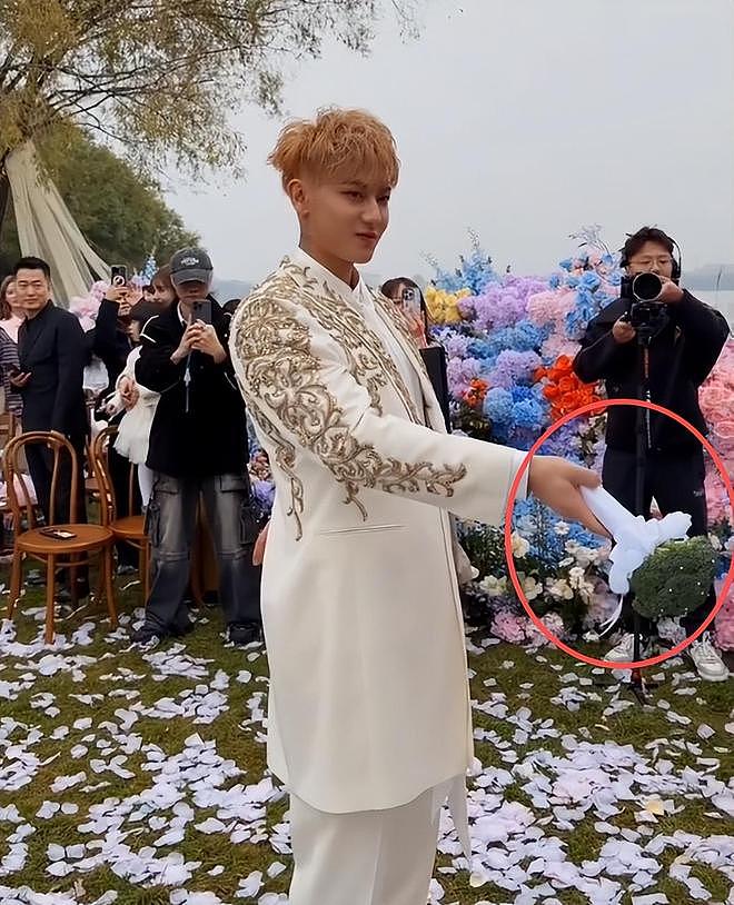 黄子韬大婚!徐艺洋戴500克拉婚戒,男方抛西兰花,喜婆婆太开心(组图) - 15