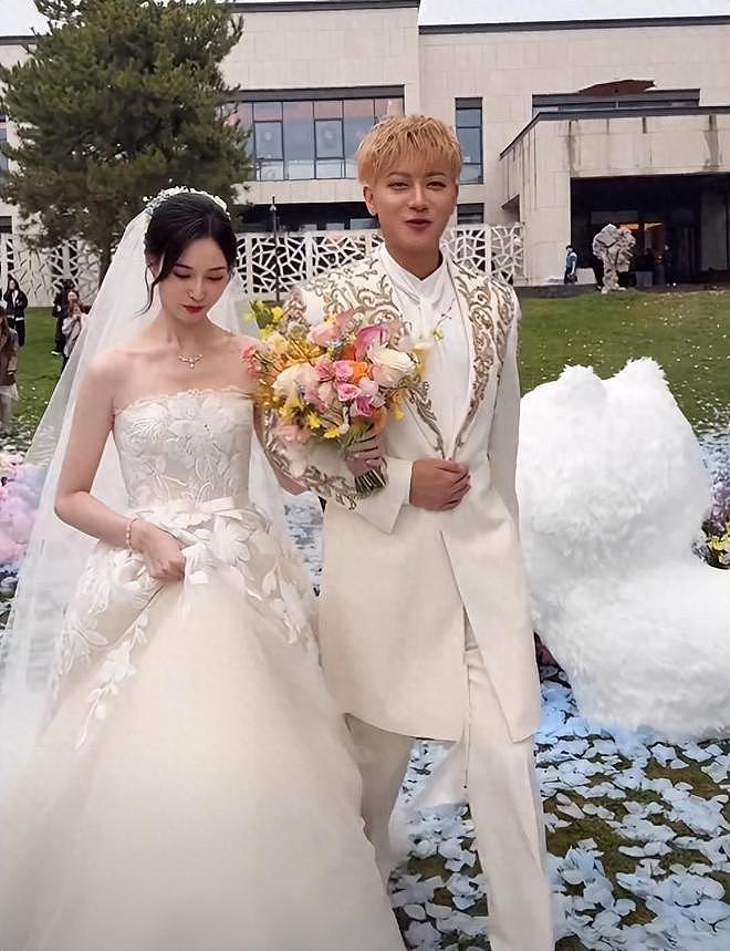 黄子韬大婚!徐艺洋戴500克拉婚戒,男方抛西兰花,喜婆婆太开心(组图) - 10