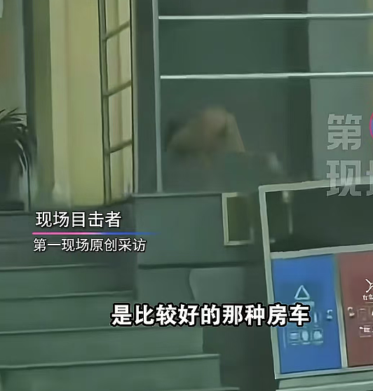 四川高速冒出 “野人娃”!光身爬着吃饭像小狗,房车爸妈不让人帮忙,说是崇尚自然?(视频/组图) - 12