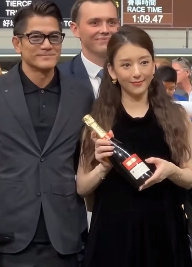 郭富城公开妻子10月底生产，方媛露面一脸疲惫，苹果肌快掉到嘴角（组图） - 4