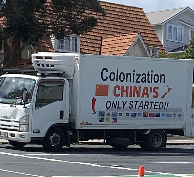 “中国殖民才刚开始!” 新西兰巨幅标语引热议,网民:没说错(组图) - 1