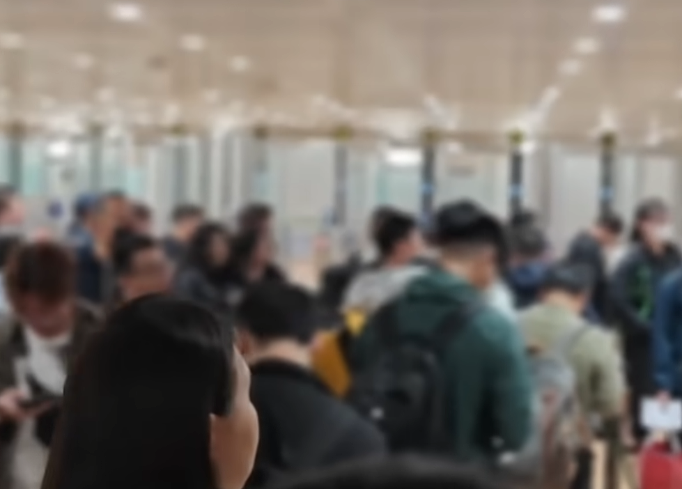 中国旅客入境排长队2小时，华人大爷怒问海关：凭什么我们“单列”排队？（组图） - 7