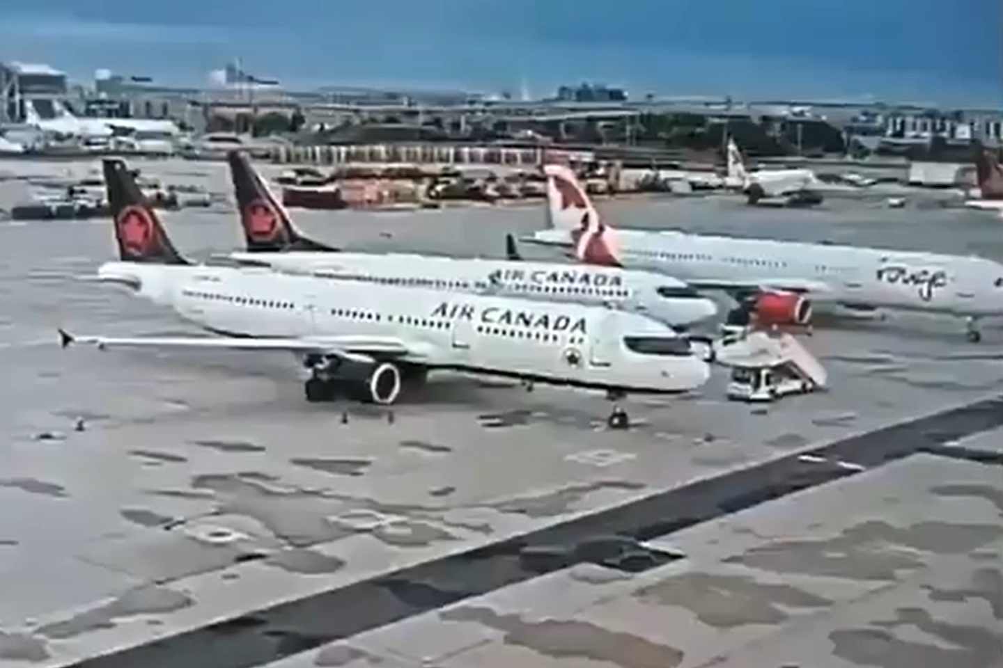 3机擦撞！波音737 Max“硬挤2机中间”，下秒悲剧画面曝（视频/图） - 1