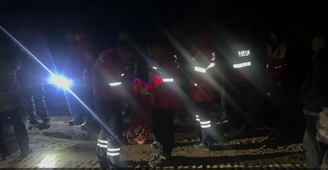 3岁女童从地头面包车内失踪 ，爷爷讲述孩子失踪经过；当地约上千人连夜冒雨搜救（组图） - 4
