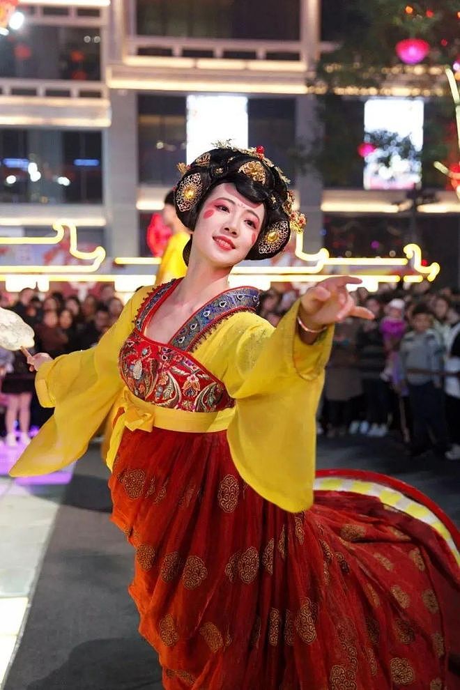 “不倒翁小姐姐”复出，为何不再出演不倒翁？（组图） - 1