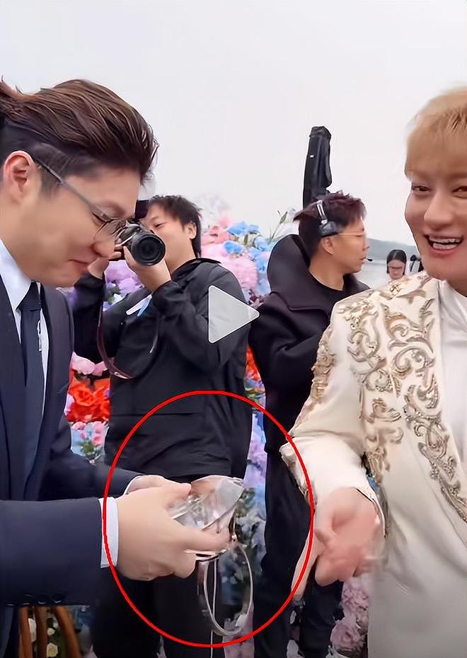 黄子韬大婚!徐艺洋戴500克拉婚戒,男方抛西兰花,喜婆婆太开心(组图) - 11