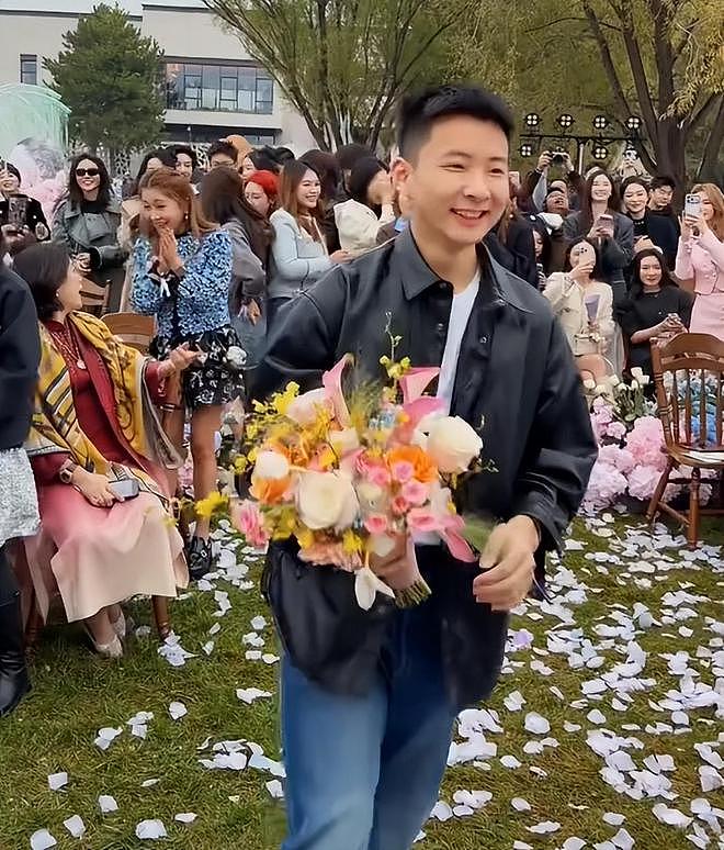 黄子韬大婚!徐艺洋戴500克拉婚戒,男方抛西兰花,喜婆婆太开心(组图) - 14