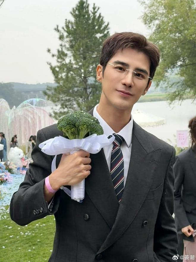 黄子韬大婚!徐艺洋戴500克拉婚戒,男方抛西兰花,喜婆婆太开心(组图) - 18