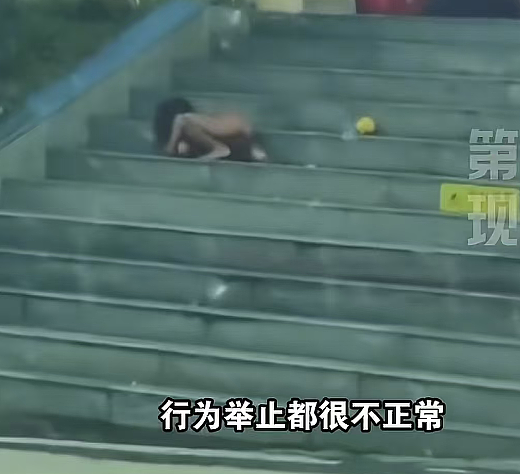 四川高速冒出 “野人娃”!光身爬着吃饭像小狗,房车爸妈不让人帮忙,说是崇尚自然?(视频/组图) - 1