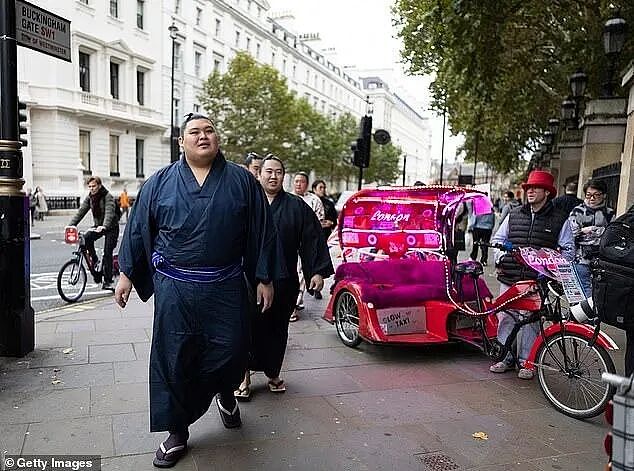 相扑规矩多！小选手恋爱玩手机都不让，但不妨碍他们出轨、睡粉...（组图） - 4