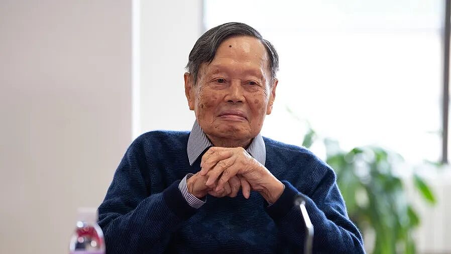 热搜第一！中科院院士回应“杨振宁逝世传闻”（视频/组图） - 1