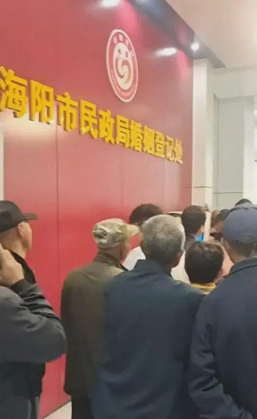 山东海阳老人扎堆领结婚证，现场挤满人！有村庄包车去办，冲上热搜（组图） - 1