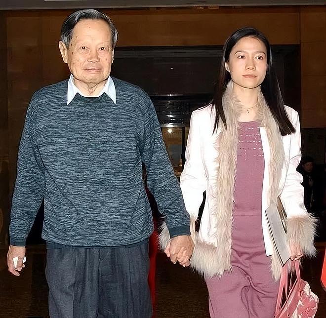 杨振宁身后事!支持翁帆再婚有做安排,路人前往生前故居悼念(组图) - 10