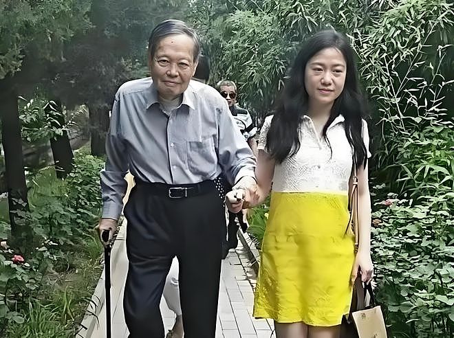杨振宁身后事!支持翁帆再婚有做安排,路人前往生前故居悼念(组图) - 2