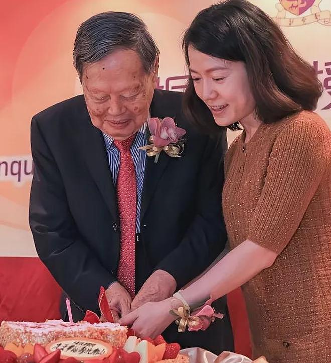 知名物理学家杨振宁因病逝世！翁帆发文悼念，称先生交出了一份满意的答卷，何其有幸能陪伴他（组图） - 15