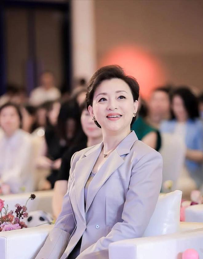 央视主持杨澜:嫁百亿身家老公,57岁却抛头露面直播卖课(组图) - 4
