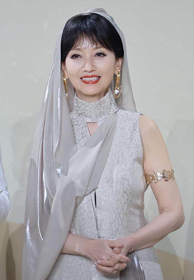 钱再多有什么用？51岁情绪崩溃的何炅，给所有不婚不孕人提了个醒（组图） - 1
