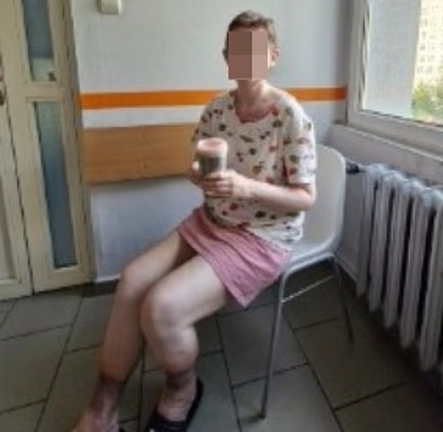 她15岁失踪，竟被父母一直囚禁到42岁？？被救已经状似老人，命悬一线...（组图） - 5