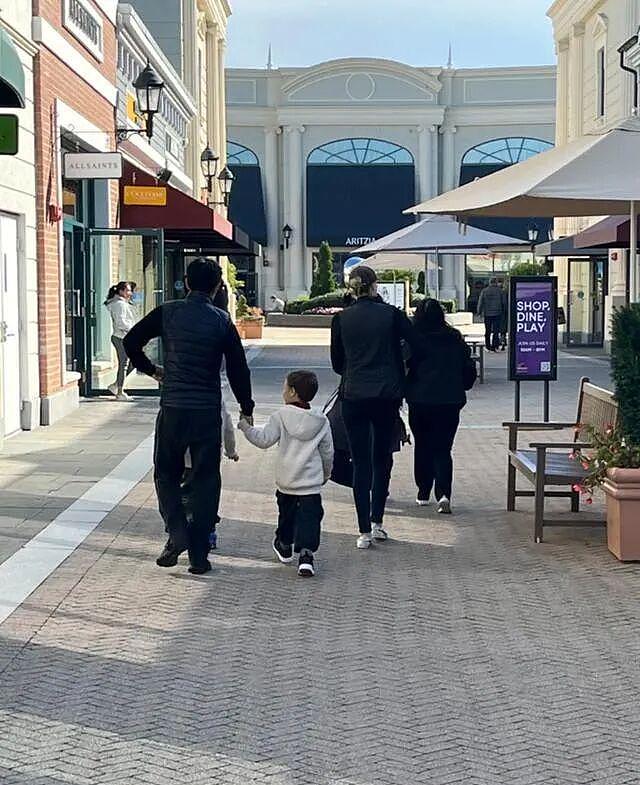 撒贝宁随李白回加拿大探亲，俩人带着龙凤胎闲逛，都不上班好悠闲（组图） - 1