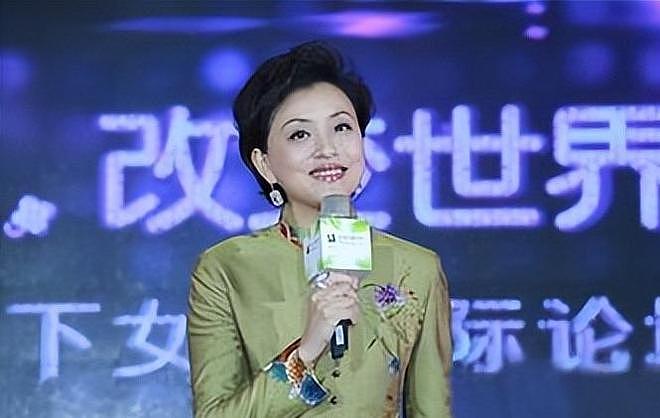 央视主持杨澜:嫁百亿身家老公,57岁却抛头露面直播卖课(组图) - 15