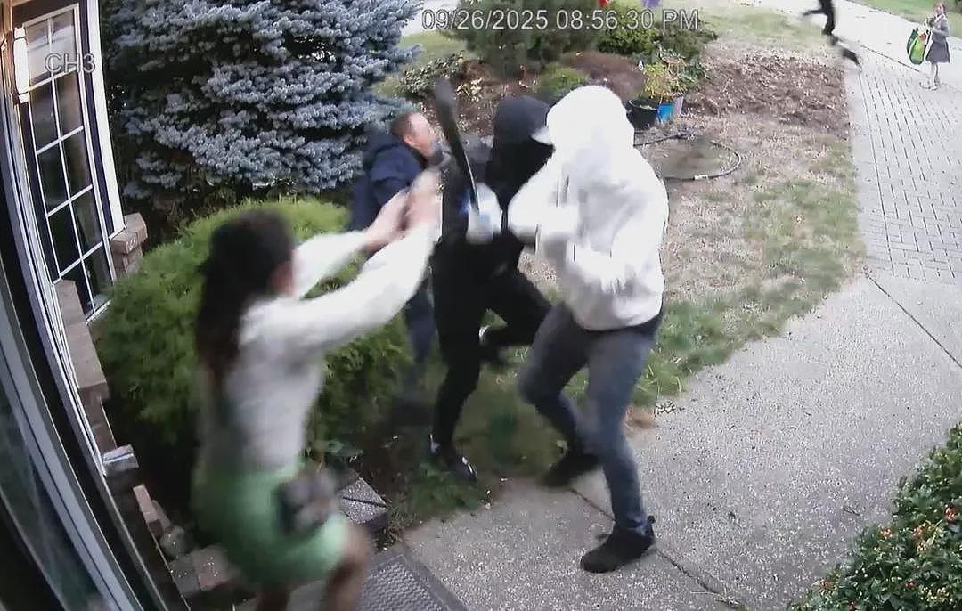 骇人! 华裔商人家门口遭3人围殴,球棒猛击9次倒地不起,全家逃离加拿大(视频/组图) - 3