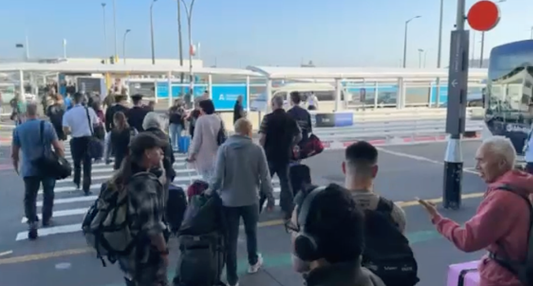 奥克兰机场突发警报！数千乘客被紧急疏散，现场“混乱”如潮！多个航班延误……（组图） - 6
