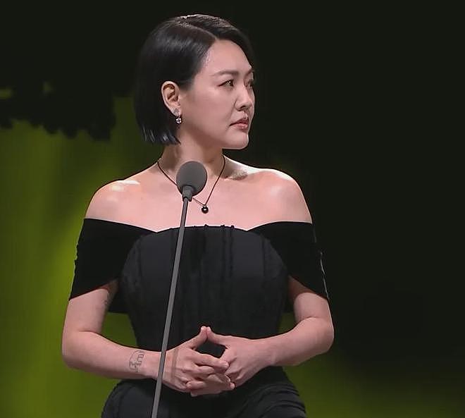 小S复出获奖细节：纹了大S名字还带了骨灰，唯独没感谢吴宗宪女儿（组图） - 8