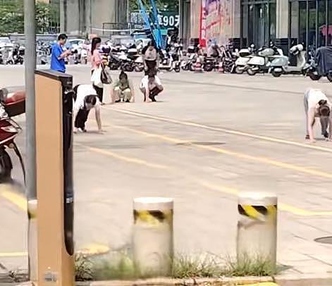 广东多名男女在街上爬行并学狗叫！网友炸锅，官方回应（视频/组图） - 1