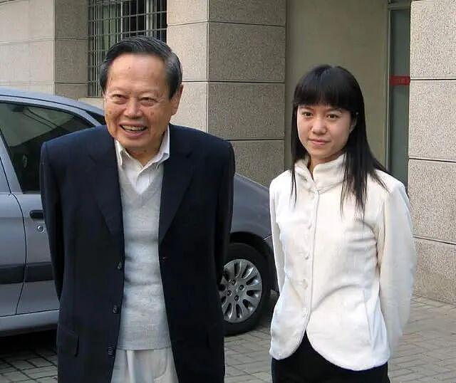 杨振宁称是通过电话向翁帆求婚，激烈社会反应让他惊讶（组图） - 1