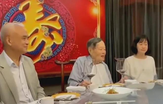 杨振宁因病逝世!103岁生日宴未露面,最后一次亮相是为妻子庆生(组图) - 7