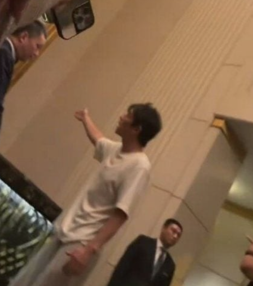 爆料! 陈冠希五星级酒店当众发飙,指着人鼻子怒骂,被围观吐槽难伺候(组图) - 1