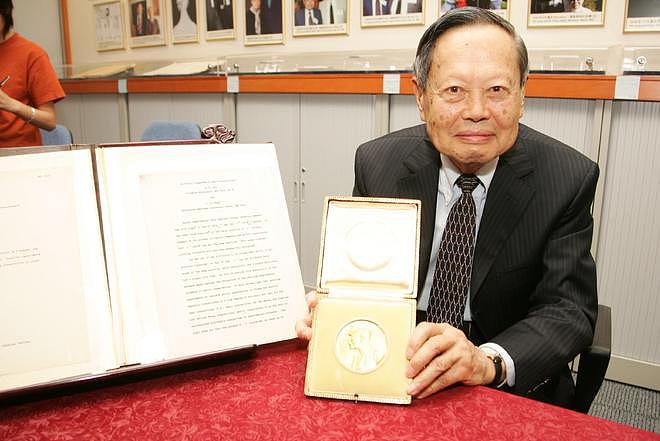 杨振宁辞世,曾回应自己去世后翁帆怎么办?与妻儿温馨全家福曝光(组图) - 4