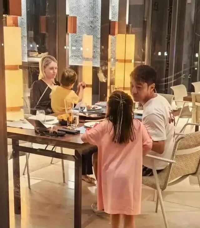 撒贝宁随李白回加拿大探亲，俩人带着龙凤胎闲逛，都不上班好悠闲（组图） - 2