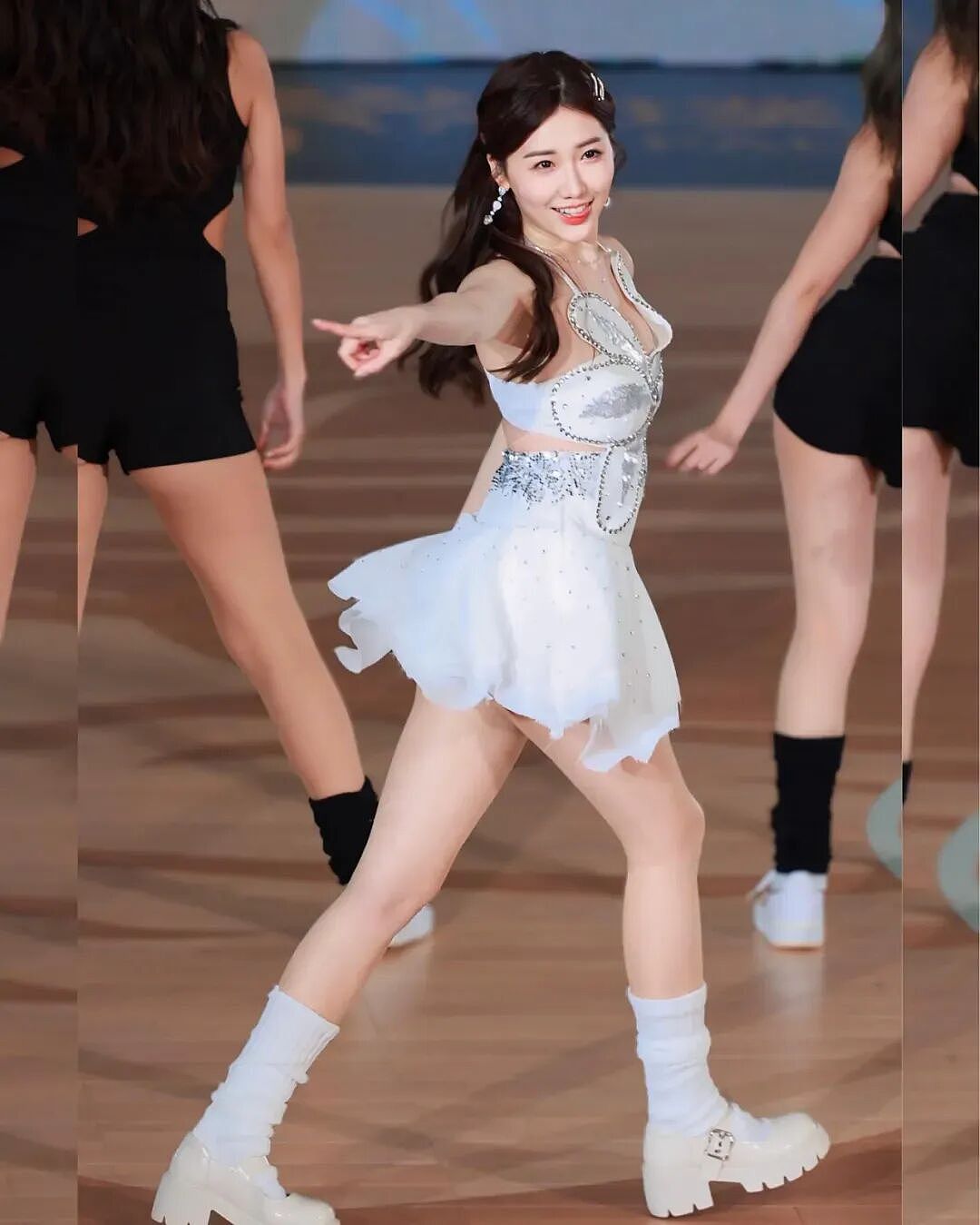 【美女】长相甜美啦啦队队长“林志玲”，网友直呼：看（组图） - 6